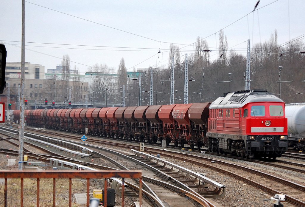 232 704-7 mit einem langen Ganzzug Sch�ttgutwagen Richtung Bornholmer Str., 07.02.11 Berlin Greifswalder Str.