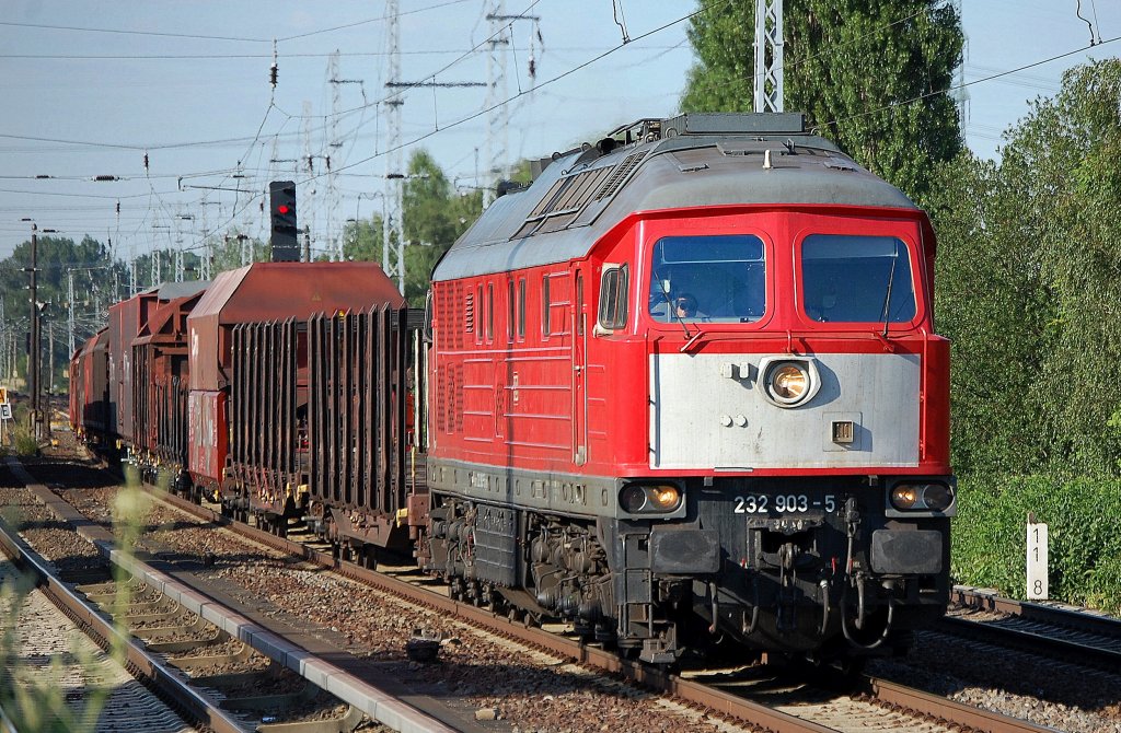 232 903-5 mit gemischtem G�terzug, 08.07.10 Berlin-Karow.