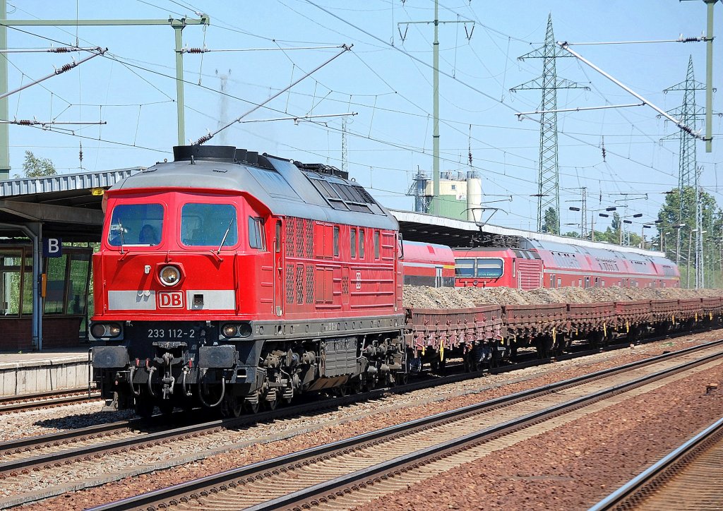 233 112-2 mit einem Ganzzug Drehgestellflachwagen mit staubigem Altschotter beladen, 30.05.11 Durchfahrt Bhf. Flughafen Berlin-Sch�nefeld.