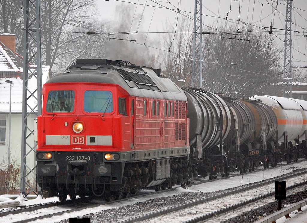 233 127-0 mit einem gemischten Kesselwagenzug Richtung Schwedt �ber Bernau, 23.12.10 Berlin-Karow.