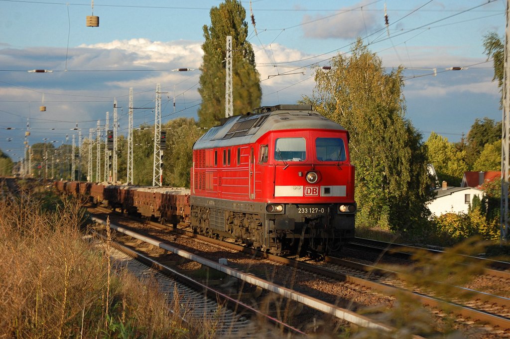 233 127-0 mit Ganzzug Drehgestellflachwagen mit Betonschwellen beladen, 27.09.12 Berlin-Karow.