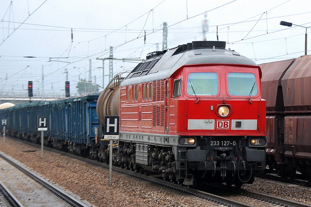 233 127-0 mit gemischtem G�terzug am 18.07.12 Bhf. Flughafen Berlin-Sch�nefeld.