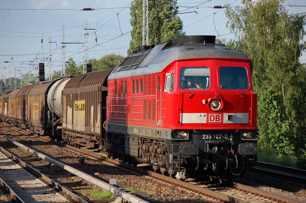 233 127-0 mit gemischtem G�terzug, 04.06.10 Berlin-Karow. 