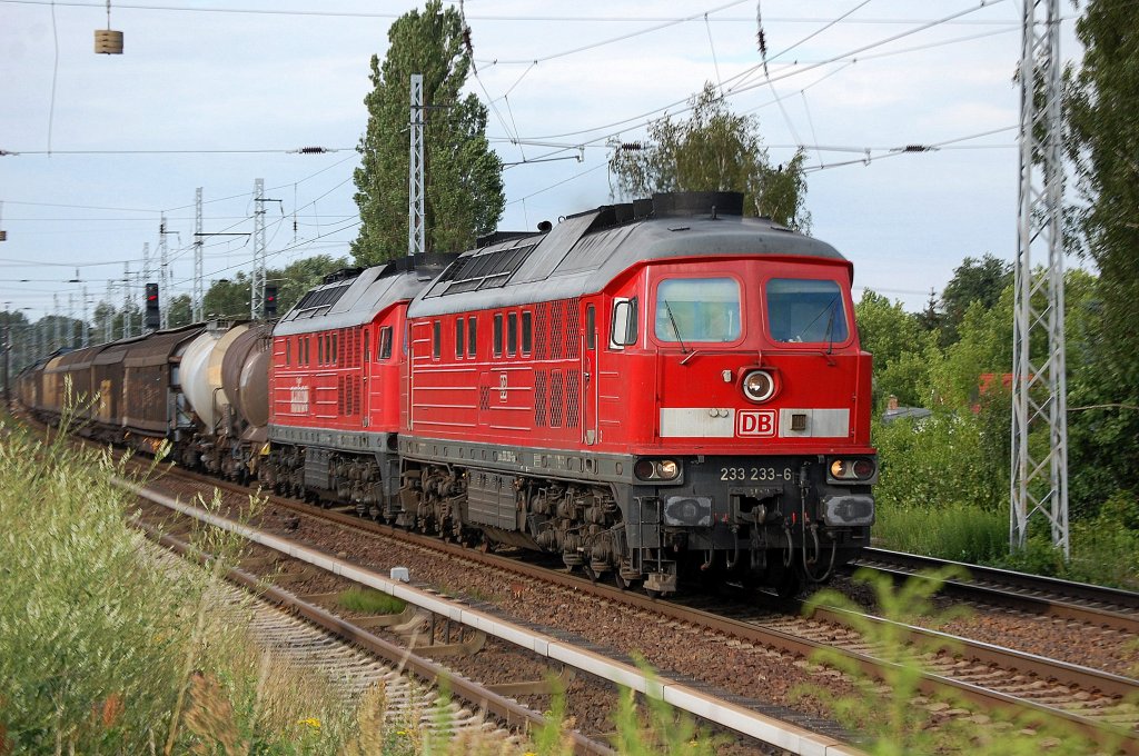 233 233-6 hat 232 349-1 am Haken und einen gemischten G�terzug am 11.07.12 Berlin-Karow.