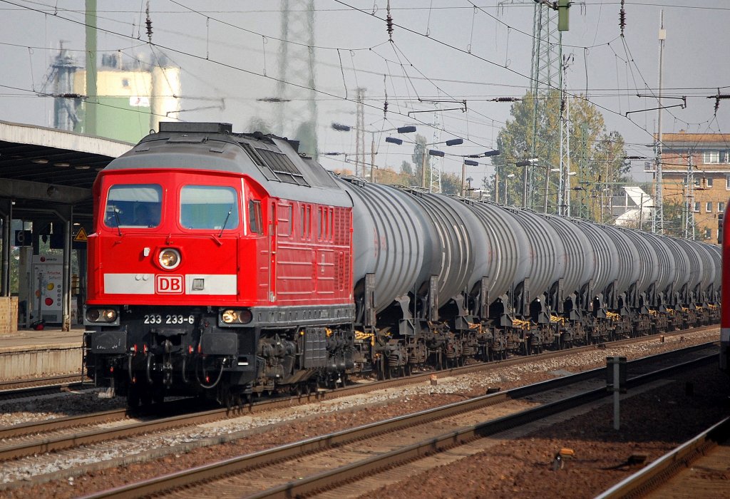 233 233-6 mit einem Ganzzug Kesselwagen mit Methanolbef�llung, 09.10.10 Bhf. Berlin-Sch�nefeld Flughafen.
