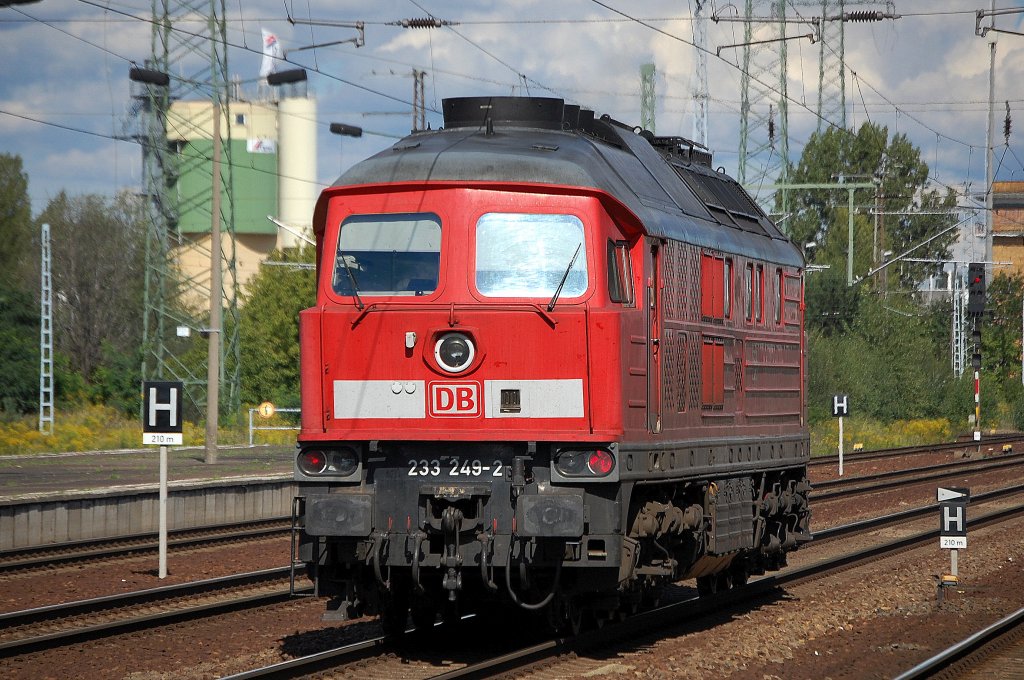 233 249-2 beim Kurzhalt im Bhf. Flughafen Berlin-Sch�nefeld, 03.09.10