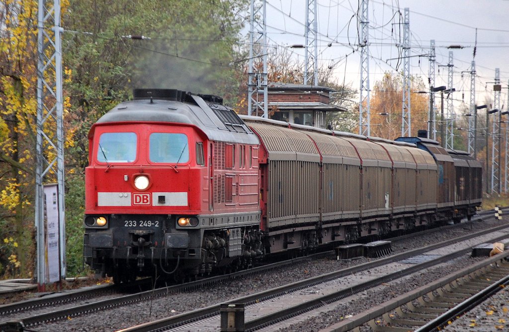 233 249-2 mit Ganzzug Schiebewandwagen Richtung Bernau, 04.11.10 Berlin-Karow. 