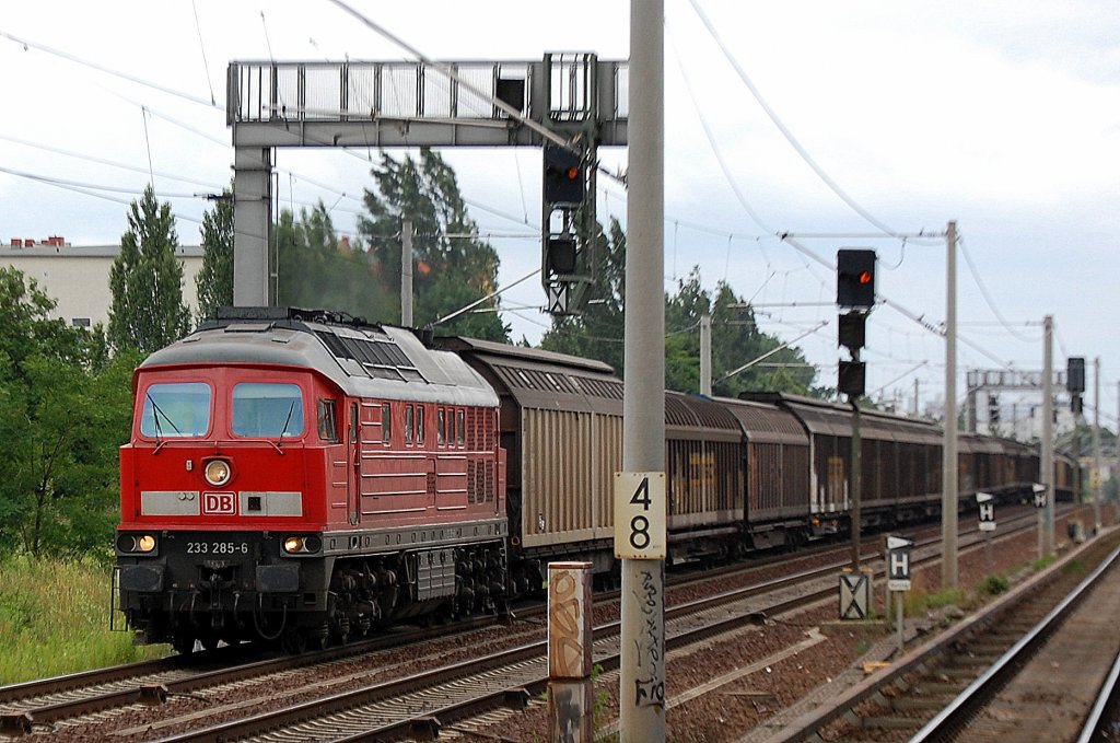 233 285-6 mit Ganzzug Schiebewandwagen am 26.06.12 Berlin-Pankow.