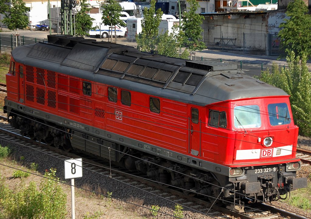 233 321-9 auf dem Weg zum Berliner Westhafen (Rangiergel�nde) um einen Leerzug polnischer Sch�ttgutwagen abzuholen, 05.05.11 Berlin Putlitzbr�cke. 