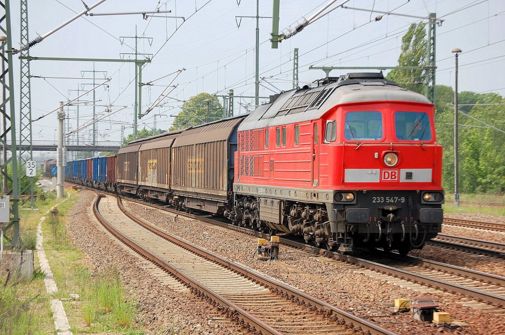 233 547-9 mit einem gemischten G�terzug bei der Durchfahrt Bhf. Flughafen Berlin-Sch�nefeld, 18.05.11