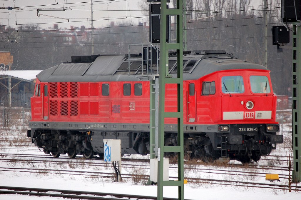 233 636-0 stand heute in Bereitschaft gegen�ber dem S-Bhf. Berlin-Beusselstr. um einen Zug vom Berliner Wsthafen zu �bernehemen, 04.01.11