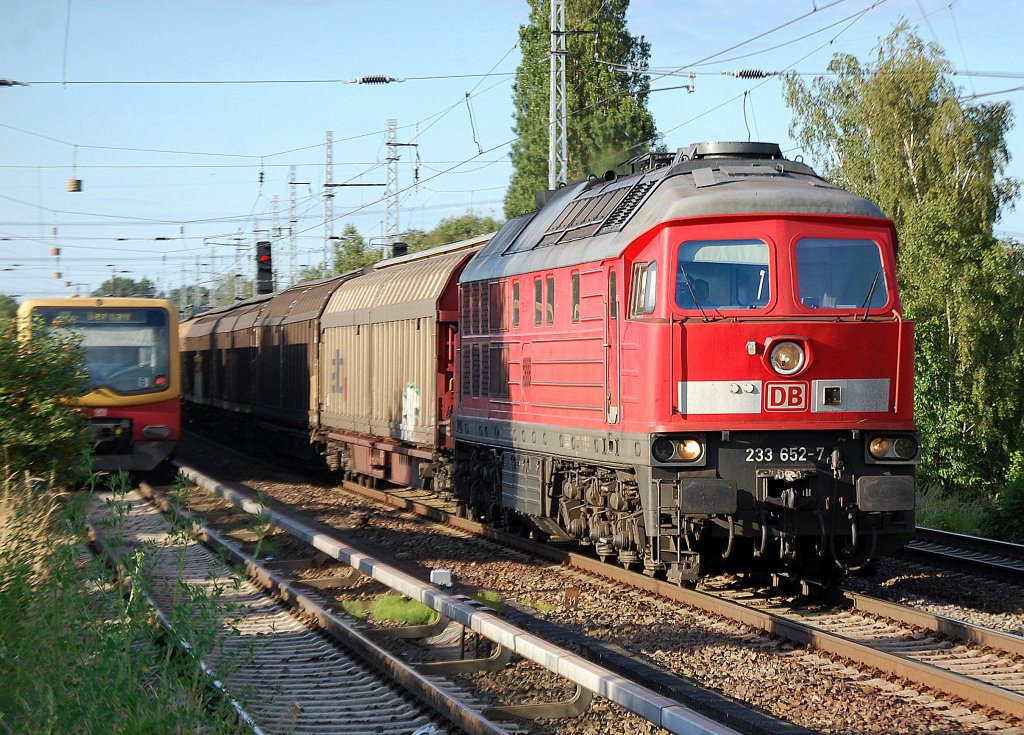 233 652-7 mit einem Ganzzug Schiebewandwagen, 22.06.10 Berlin-Karow. 