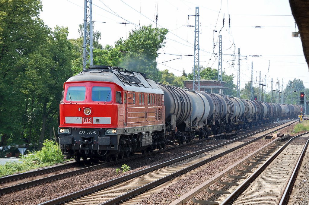 233 698-0 mit Leerzug Kesselwagen Richtung Bernau, 16.06.11 Berlin-Karow.