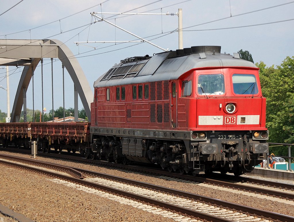 233 705-3 mit einem Ganzzug Niederbordwagen Richtung Berliner Innenstadt, 10.08.10 Berlin-Pankow.