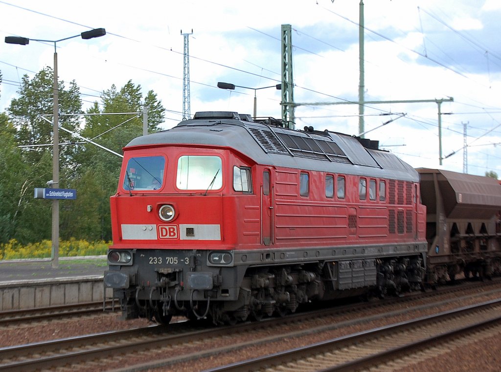 233 705-3 mit einem Ganzzug offener Sch�ttgutwagen der DB (m�glicherweise vom Berliner Westhafen) bei der Durchfahrt im Bhf. Flughafen Berlin-Sch�nefeld, 16.09.10