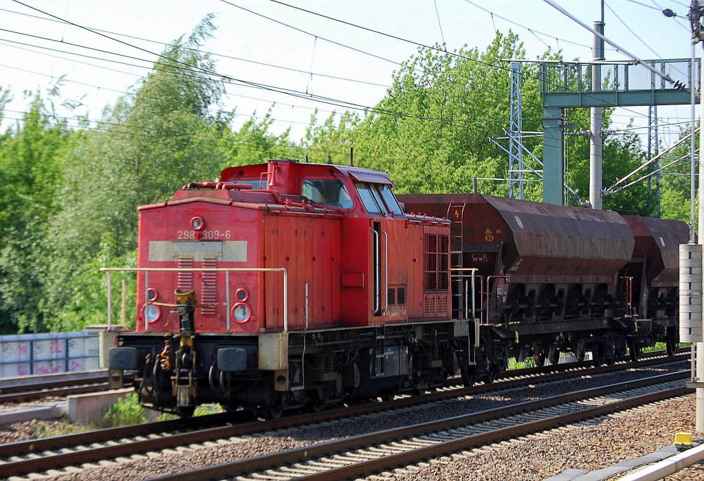 298 309-6 mit zwei Sch�ttgutwagen am 22.05.12 Berlin-Blankenburg.