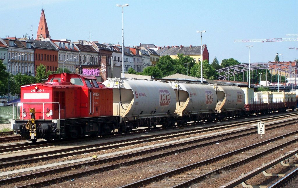 298 310-4 (98 80 3298 310-4 D-DB, Bj.1981) mit gemischtem G�terzug mit Silowagen und Dregestellflachwagen mit Holzkisten (�berseekisten?) an nicht allt�glicher Stelle, Fr�hjahr 2008 H�he alter Gbf. Berlin-Neuk�lln.