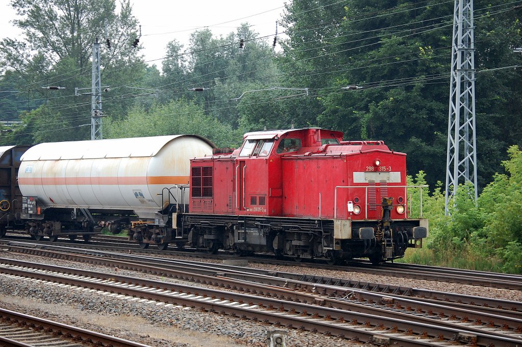298 315-3 mit einem �bergabezug bestehend aus einem Gasdruckkesselwagen und zwei Schiebewandwagen Richtung Industrie�bergabegebiet Berlin Nordost am 04.07.13 Berlin-Springpfuhl.
