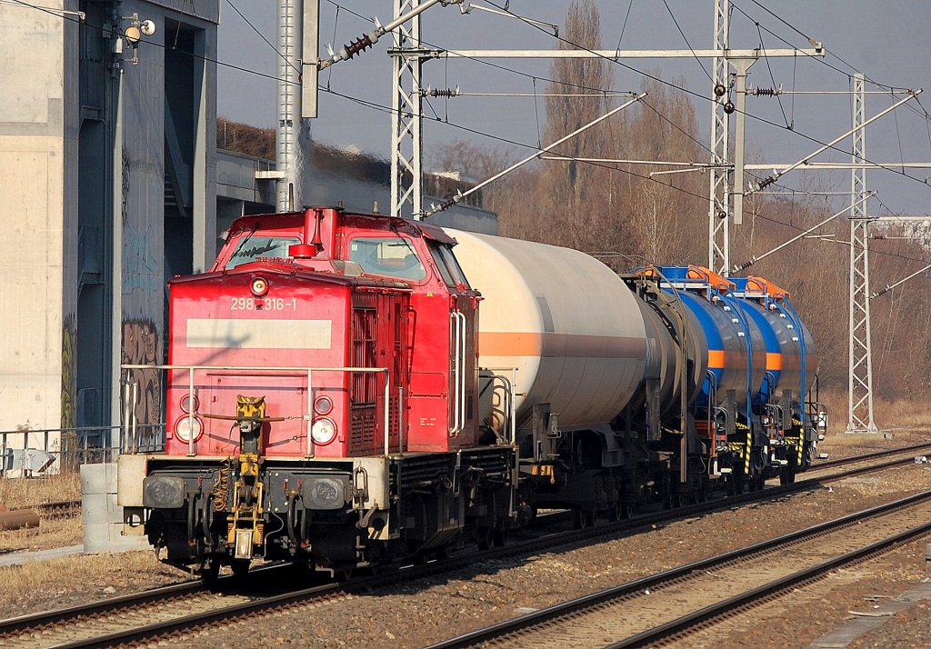 298 316-1 mit einem Kurzzug unterschiedlicher Kesselwagen (wahrscheinlich �bergabefahrt) Richtung Berlin Lichtenberg, 01.03.11 Berlin Landsberger Allee. 