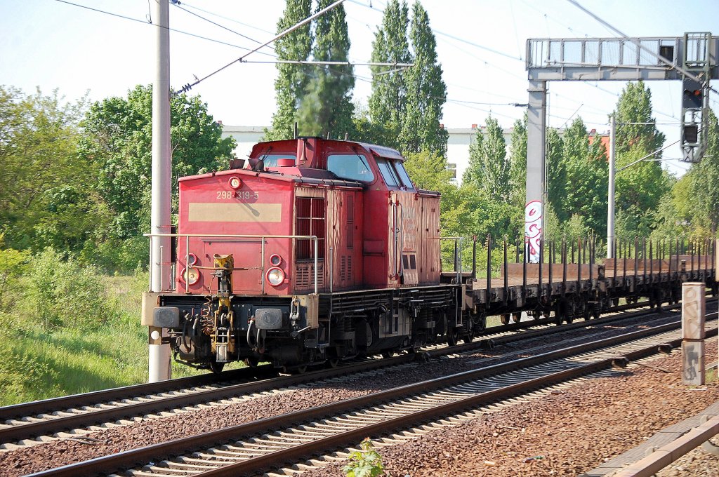298 319-5 mit einem G�terkurzzug im �bergabedienst, 05.05.11 Berlin-Pankow Richtung Berlin-Blankenburg.