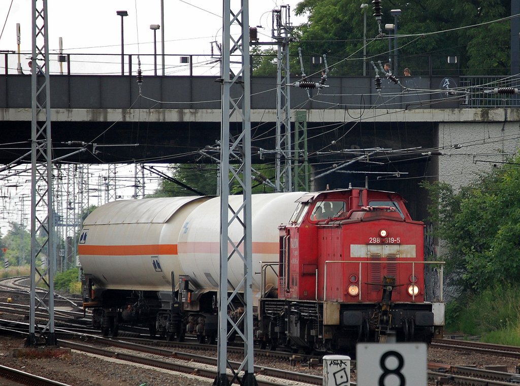 298 319-5 mit zwei Gasdruckkesselwagen unterwegs Richtung Berlin Industrie�bergabegebiet Nordost, 01.07.13 Berlin-Springpfuhl.