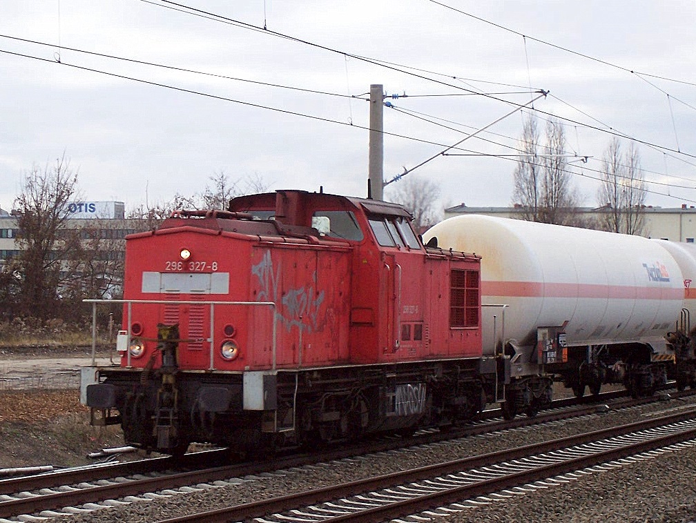 298 327-8 (98 80 3298 327-8 D-DB, Bj.1983) mit einigen Gasdruckkesselwagen Richtung Berlin-Blankenburg, Januar 2007 Berlin-Pankow. (Aktuell abgestellt nach Unfall M�rz 2010)