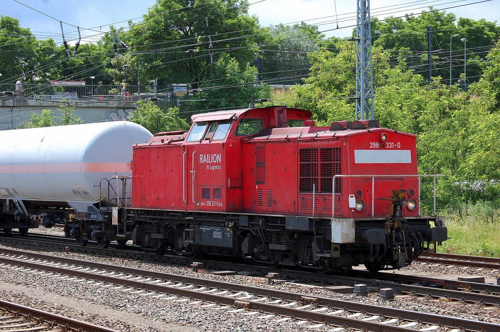 298 331-0 mit zwei Gasdruckkesselwagen auf dem Weg zum Industrie�bergabegebiet Berlin Nordost am 27.06.13 Berlin-Springpfuhl. 