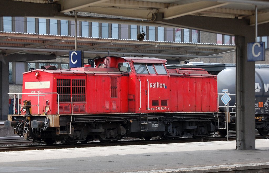 298 335-1 mit einem �bergabeg�terzug bei der Durchfahrt im Bhf. Berlin-Lichtenberg, 27.06.12