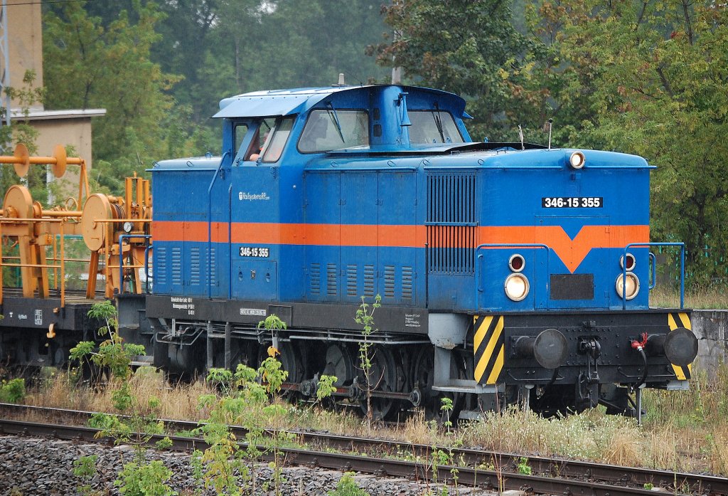 346-15 355 (LEW Bj.1976) der Fa. Railsystems RP GmbH hat einen firmeneigenen Trommelwagen am Haken und ist Richtung Berliner Innenstadt unterwegs, 26.08.10 Berlin-Blankenburg