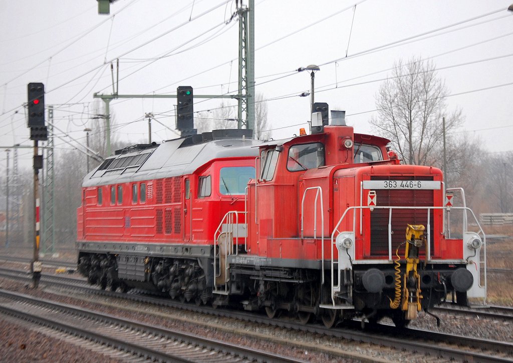 363 446-6 gezogen von 232 240-2 am 03.02.11 bei der Durchfahrt im Bhf. Flughafen Berlin-Sch�nefeld.