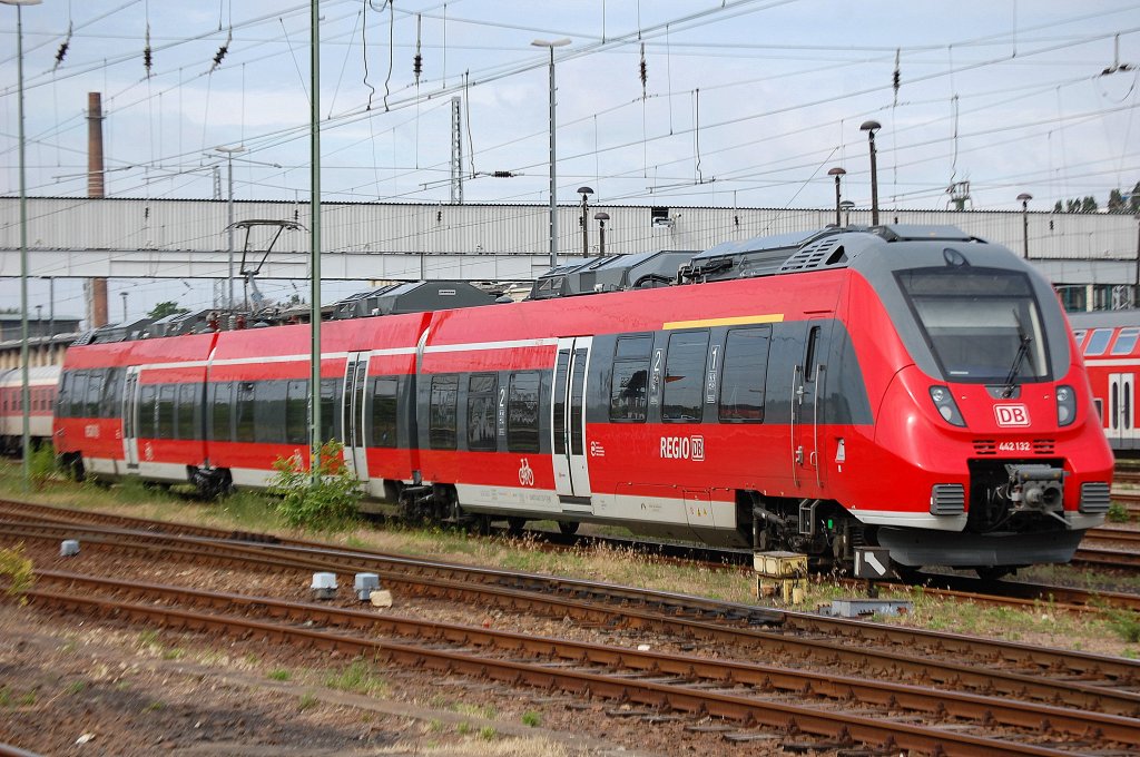 442 132 abgestellt am Rande des Bhf. Berlin-Lichtenberg, 27.06.12