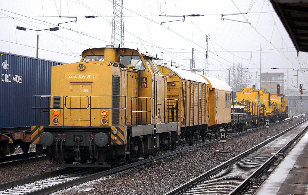 92 80 1293 011-3 D-DGT  Lok 9  Umbau von ADtranz der DGT (DB Bahnbau Gruppe) am Ende des Gleisbauzuges gezogen von 293 007-1  Lok 1  am 16.01.12 Bhf. Flughafen Berlin-Sch�nfeld.