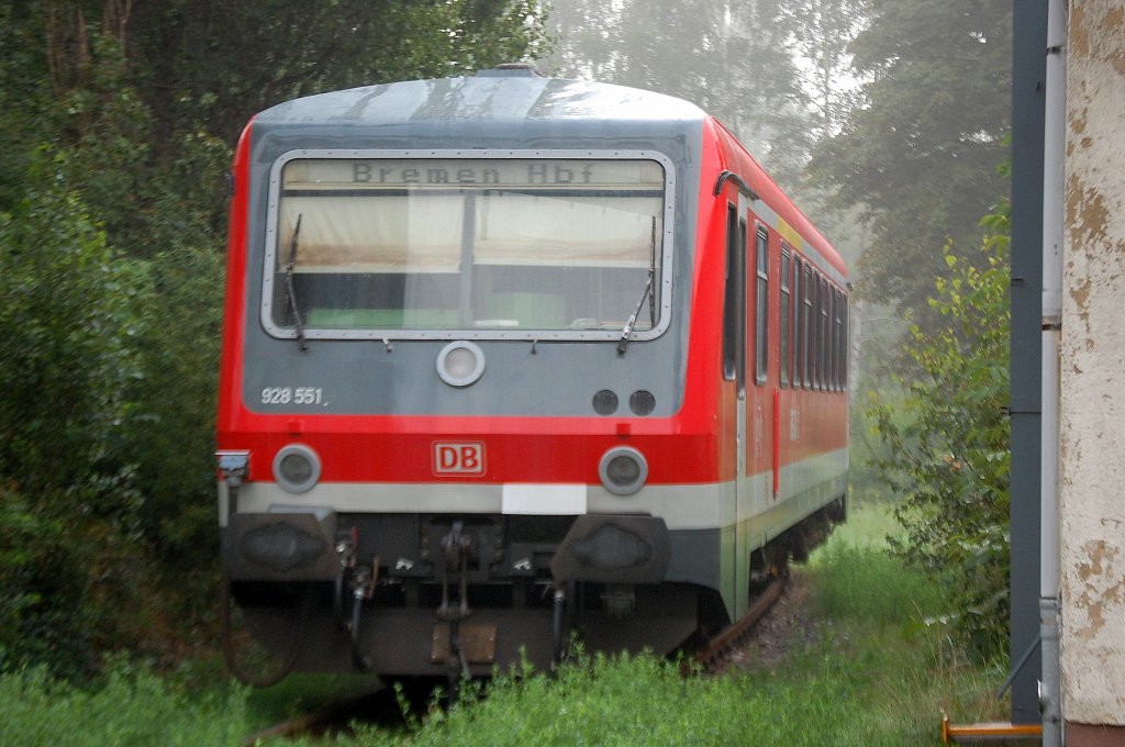 928 551 ist im Moment gegen�ber den ALSTOM Werkshallen abgestellt, 03.08.11 Berlin-Wilhelmsruh.