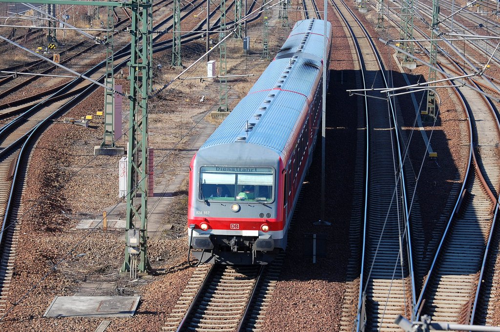 928 657 auf Diensfahrt Richtung Berlin-Gesundbrunnen, 05.03.13 Berlin Putlitzbr�cke. 