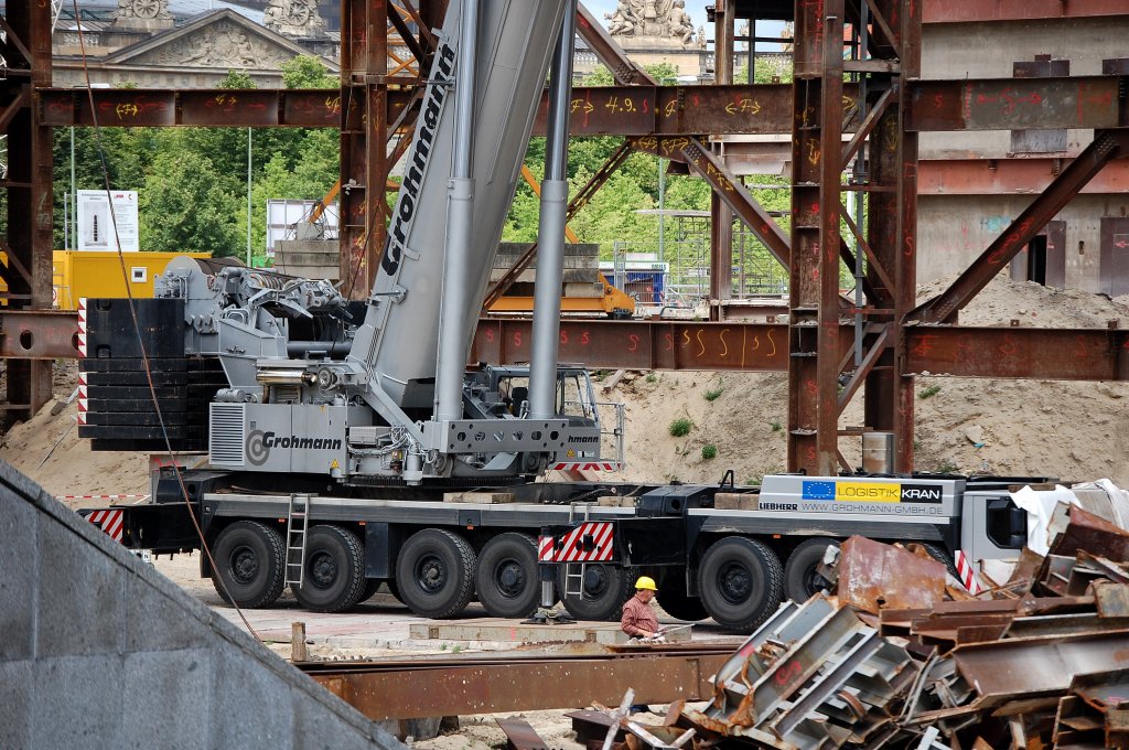 Abri�arbeiten am Palast der Republik in Berlin-Mitte am 08.07.08, zwei riesge LIEBHERR Fahrzeugkr�ne vom Typ LTM 1500 der Fa. Grohmann sind beteiligt.