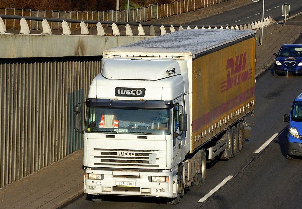 �ltere IVECO CURSOR Zugmaschine aus Tschechien mit DHL Auflieger, 18.01.12 Berliner Stadtautobahn H�he Knobelsdorffstr.