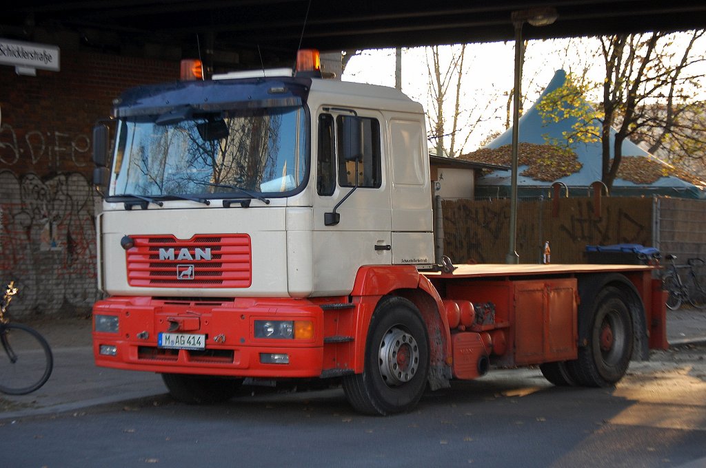 �ltere kraftvolle MAN Typ? Zugmaschine eines Schaustellerbetriebes am Rande des Berliner Weihnachtsrummels Berlin Alexanderplatz, 12.11.11 