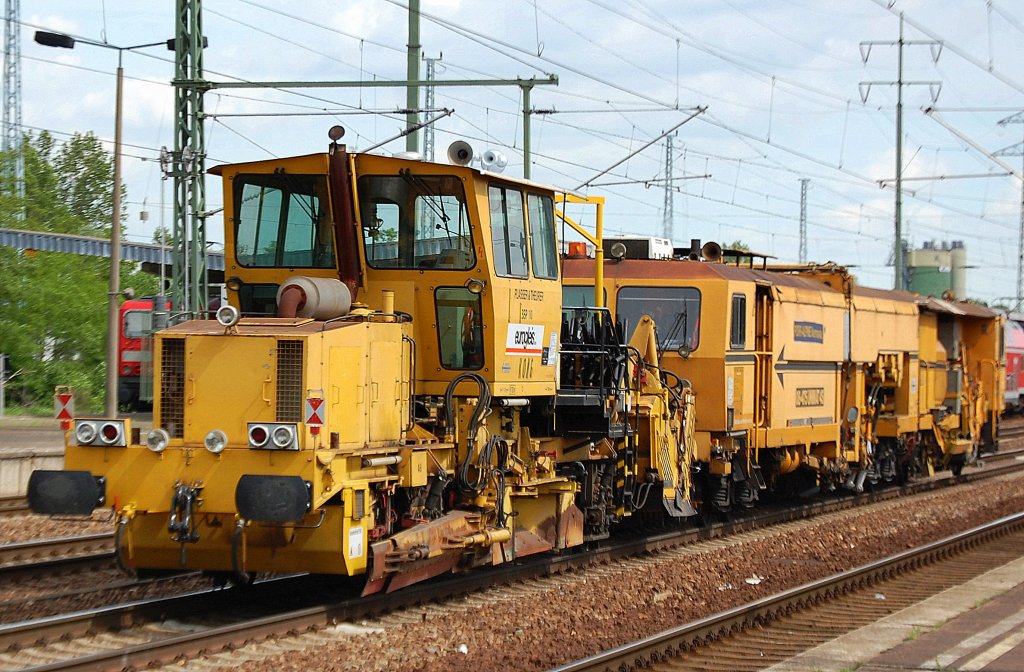 �ltere Schotterplaniermaschine P&T SSP 10 der Fa. eurogleis GmbH am Haken der �sterreichischen Gleisstopfmaschine 08-475 UNIMAT 4S der Fa. POOR-ALPINE AUSTRIA RAIL am 10.05.12 Bhf. Flughafen Berlin-Sch�nefeld.