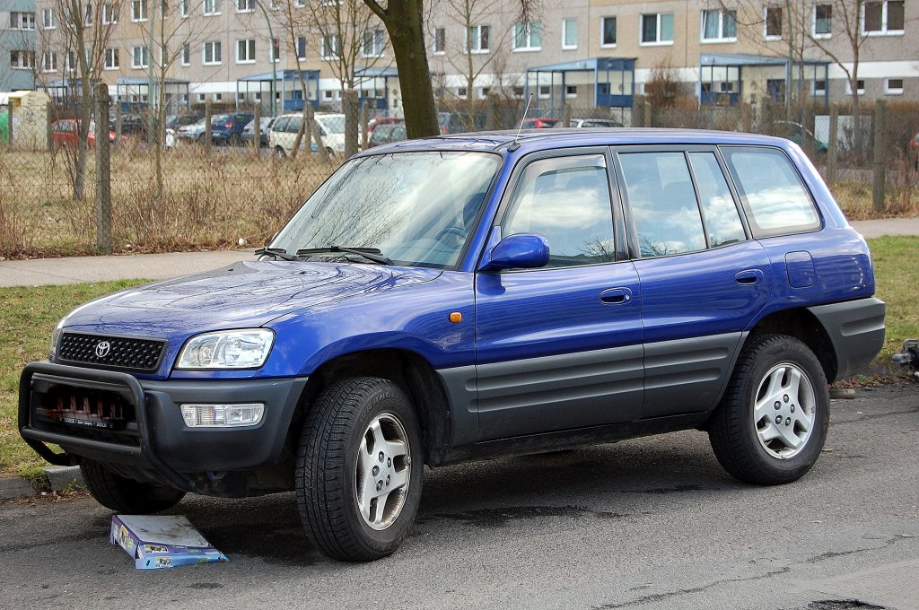 �ltere viert�rige Toyota RAV4 Variante, 26.03.11 Berlin-Pankow.