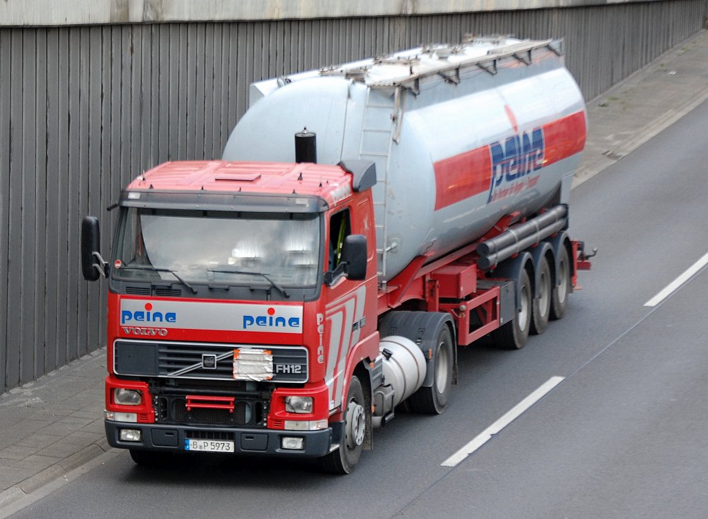 �ltere VOLVO FH12 Zugmaschine mit Siloauflieger der Sped. Peine, 12.07.11 Berliner Stadtautobahn H�he Knobelsdorffstr. 