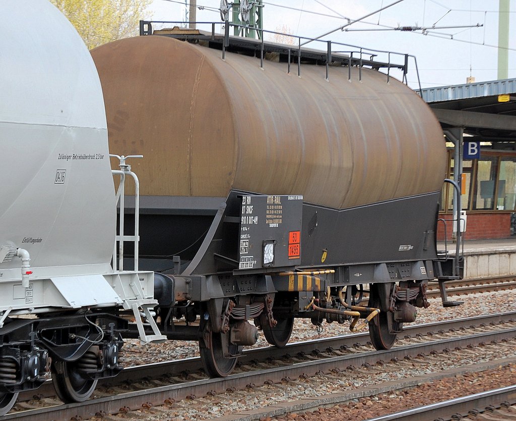 �lterer franz�sischer Kesselwagen der Fa. ATIR-RAIL eingestellt mit der Nr.23 RIV 87 SNCF 910 0 007-4(P) lt Gefahrstofftafel 50/1495 f�r Natriumchlorat-Transporte, 16.04.11 Bhf. Flughafen Berlin-Sch�nefeld. 