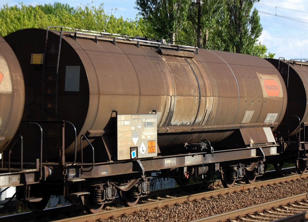 �lterer Kesselwagen vom Einsteller WASCOSA eingestellt in der Schweiz mit der Nr. 33 RIV 85 CH-WASCO 788 7 018-4 Zaes lt Gefahrstofftafel 90/3082 f�r fl�ssige umweltgef�hrdende Stoffe zum Transport, 11.07.12 Berlin-Karow.