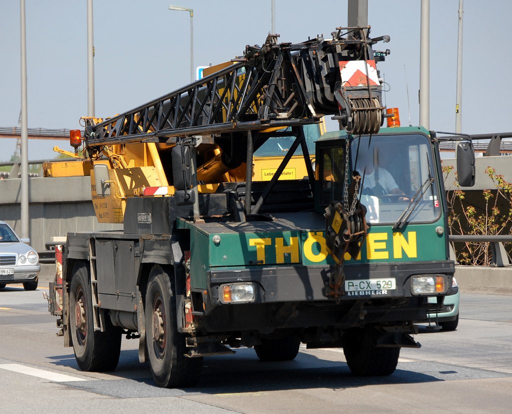 �lterer kleiner LIEBHERR Typ? Fahrzeugkran der Fa. TH�MEN am 24.04.09 Berliner Stadtautobahn H�he Knobelsdorffstr.