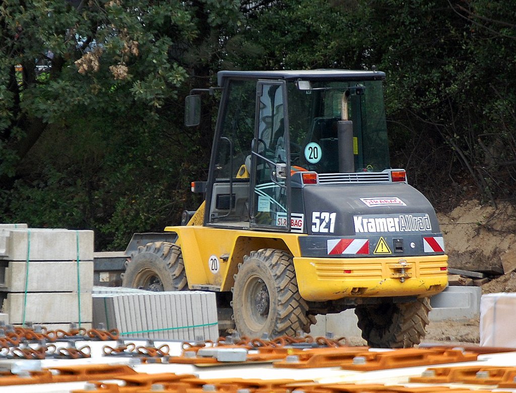�lterer KramerAllrad Typ? Radlader (Interne Nr.521) der Baufirma STRABAG, 02.09.10 Baustelle am Bhf. Flughafen Berlin-Sch�nefeld. 
