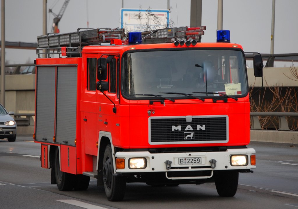 �lterer LHF 16/16 der Berliner Feuerwehr, 09.12.08 Berliner Stadtautobahn H�he Spandauer Damm Br�cke.  