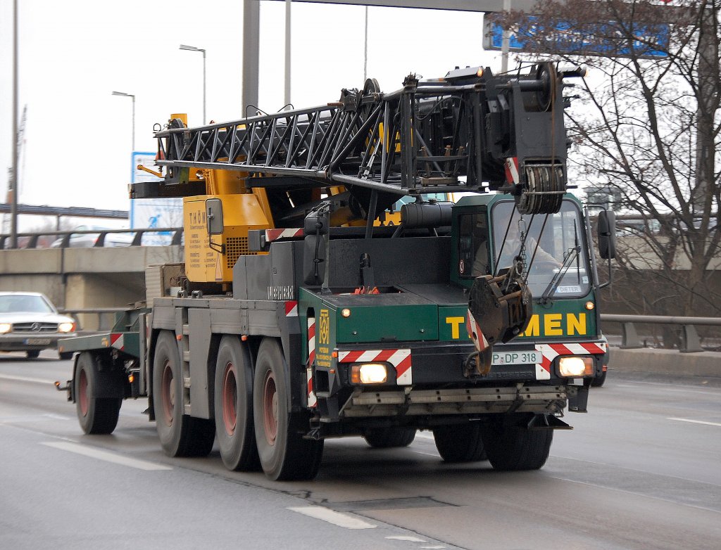 �lterer LIEBHERR Dreiachs Fahrzeugkran mit H�nger Typ? der Fa. TH�MEN, Berliner Stadtautobahn H�he Knobelsdorffstr. am 16.01.09