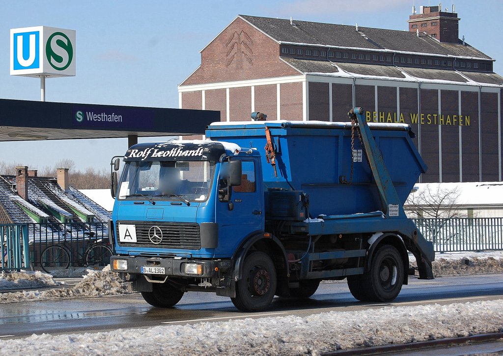 �lterer MB 1617 Absetzkipper der Fa. Rolf Leonhardt, 13.03.13 Berlin-Putlitzbr�cke.