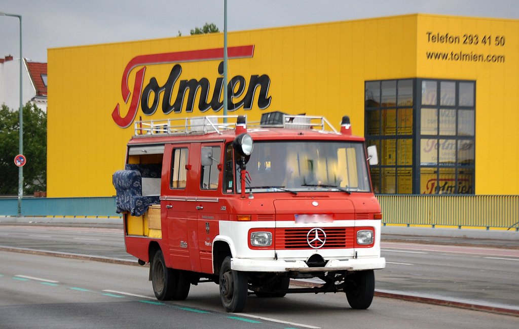 �lterer MB 408 Feuerwehrtransporter mit Metz Aufbau in Privatbesitz, ein Trend in Berlin vor allem bei Studenten, hier genutzt f�r einen M�beltransport, 05.09.12 Berlin-Putlitzbr�cke.