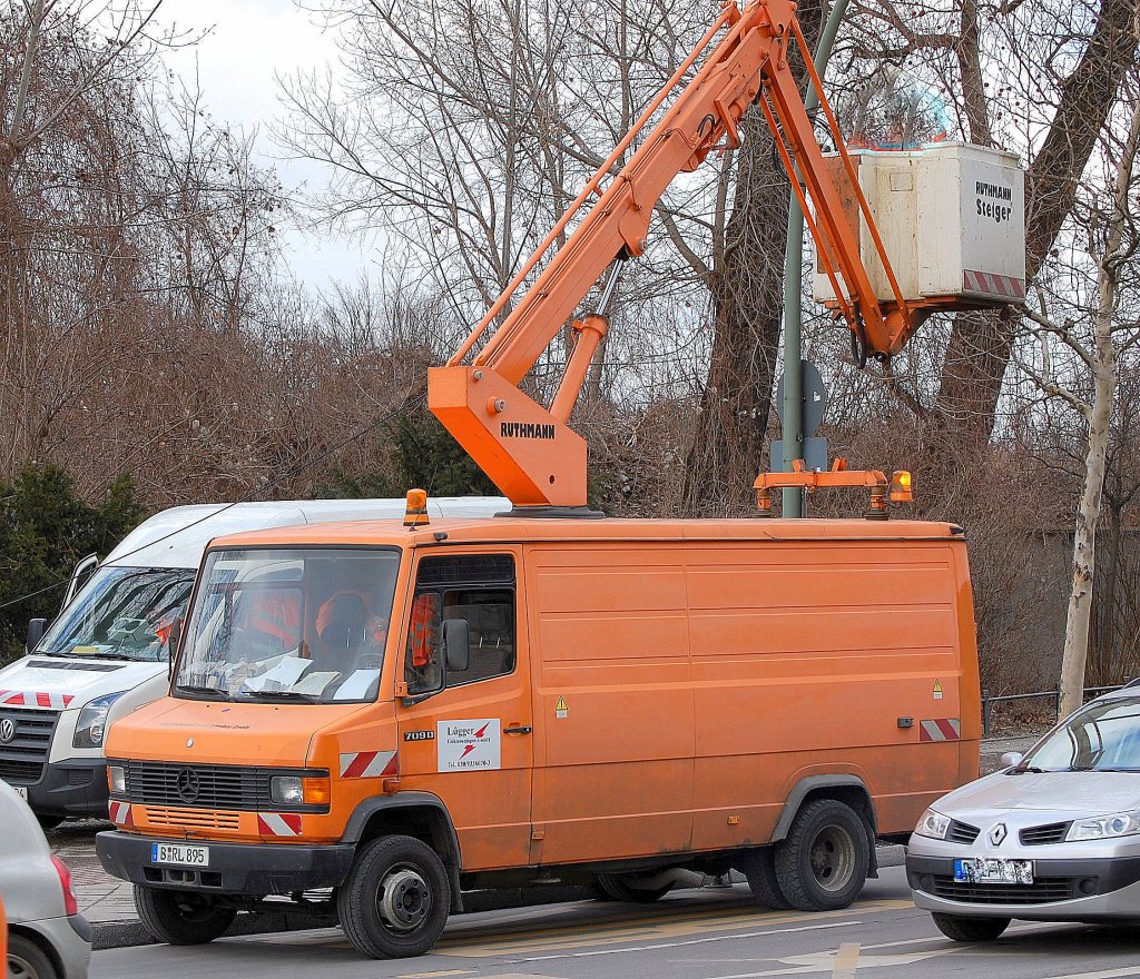 �lterer MB 709D Transporter mit Arbeitsb�hne (RUTHMANN STEIGER) der Fa. L�gger bei Wartungsarbeiten der Berliner Stra�enbeleuchtung, 05.03.10 Berlin-Pankow. 