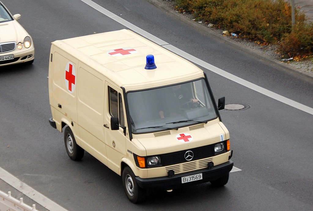 �lterer MB Transporter des DRK in Berlin, 22.10.12 Berlin-Putlitzbr�cke.